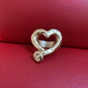 NWOT Jewa matte gold finish hammered open heart ring. Size 8.
